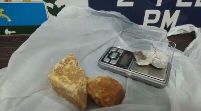 Imagem da notícia Casal é preso com crack e maconha que seriam vendidos na residência onde mulher trabalha cuidando de idoso em Costa Rica